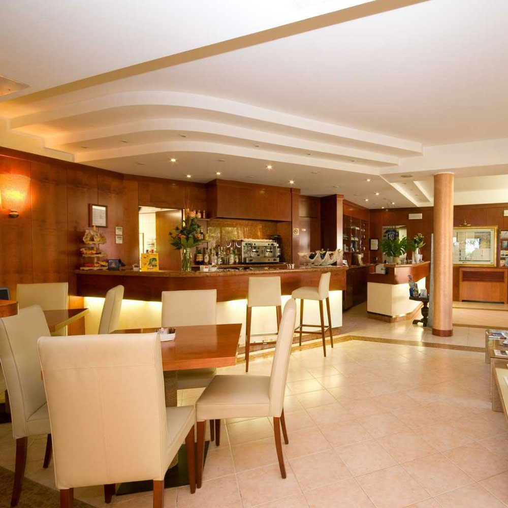 Bar- und Relaxbereich des Hotel Arena in Sirmione