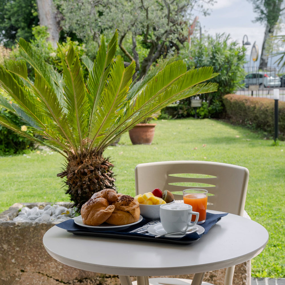 Frühstück und entspannte Momente im Hotel Arena in Sirmione