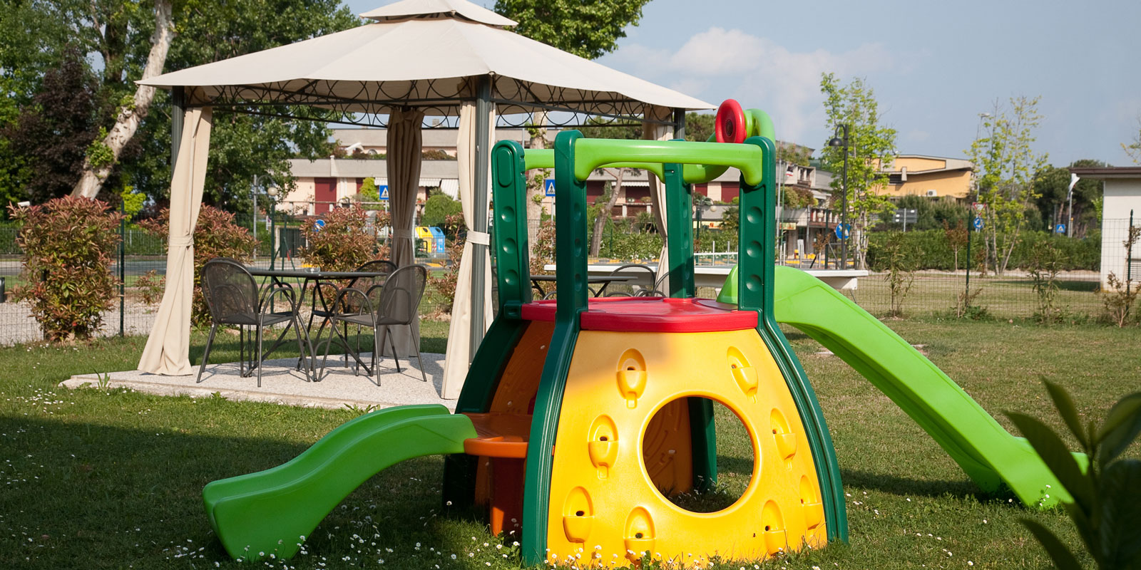 Garten des Hotel Arena in Sirmione mit Blick auf den Gardasee