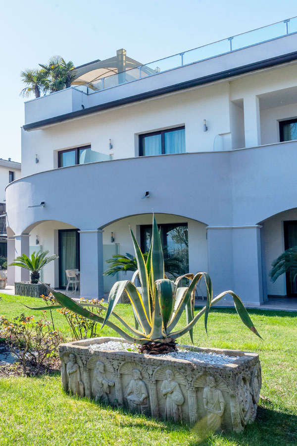 Kontaktieren Sie das Hotel Arena in Sirmione für Informationen, Verfügbarkeit und Anfragen. Formular ausfüllen oder E-Mail für Unterstützung.