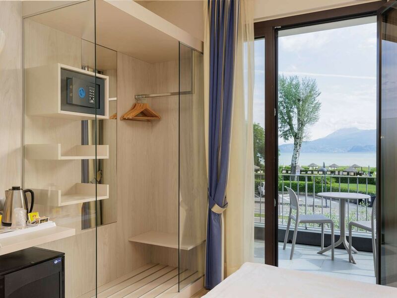 Doppelzimmer Superior mit Balkon und Seeblick | Aufwachen mit Blick auf den See.