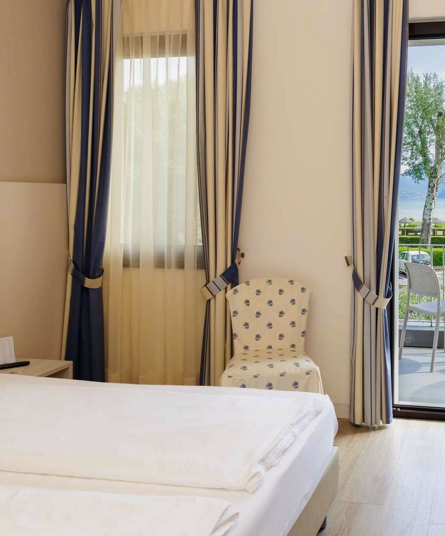 Doppelzimmer Superior mit Balkon und Seeblick | Aufwachen mit Blick auf den See.