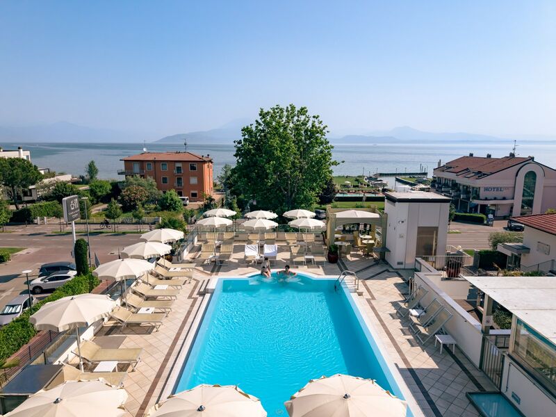 Pool & relax |